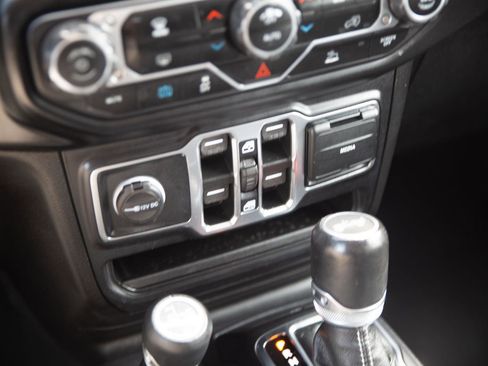 Used 2021 Jeep Wrangler Unlimited Sahara AWD/4WD image 15