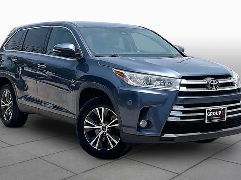 Used 2019 Toyota Highlander Plus FWD image 3