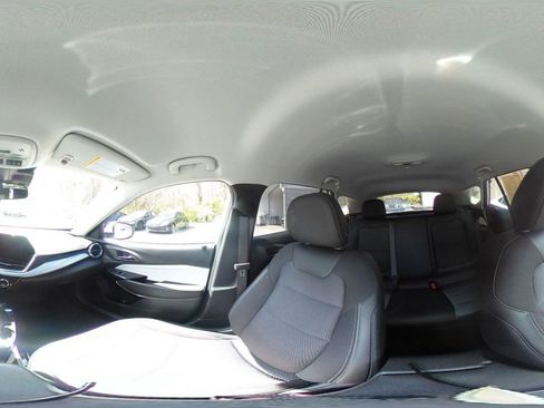 Used 2025 Chevrolet Trax LT w/ LT Convenience Package image 37