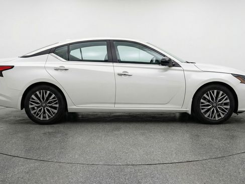 Used 2025 Nissan Altima 2.5 SV image 11