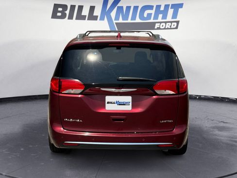 Used 2017 Chrysler Pacifica Limited w/ UConnect Theater Package FWD image 4