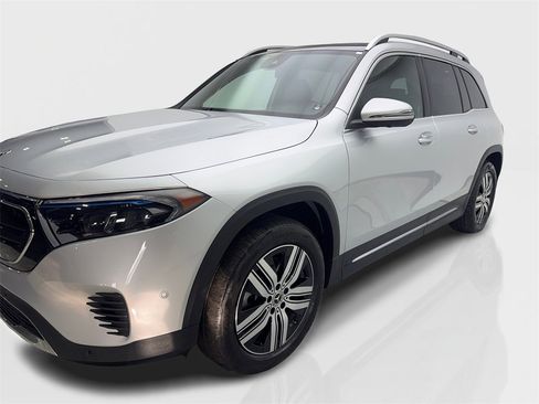 Used 2023 Mercedes-Benz EQB 300 4MATIC w/ Pinnacle Package image 11