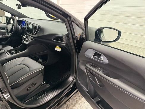 New 2026 Chrysler Pacifica Limited w/ S Appearance Package image 19