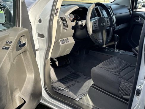 Used 2020 Nissan Frontier SV image 6