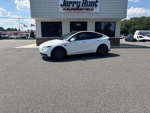 Used 2026 Tesla Model Y AWD image 1