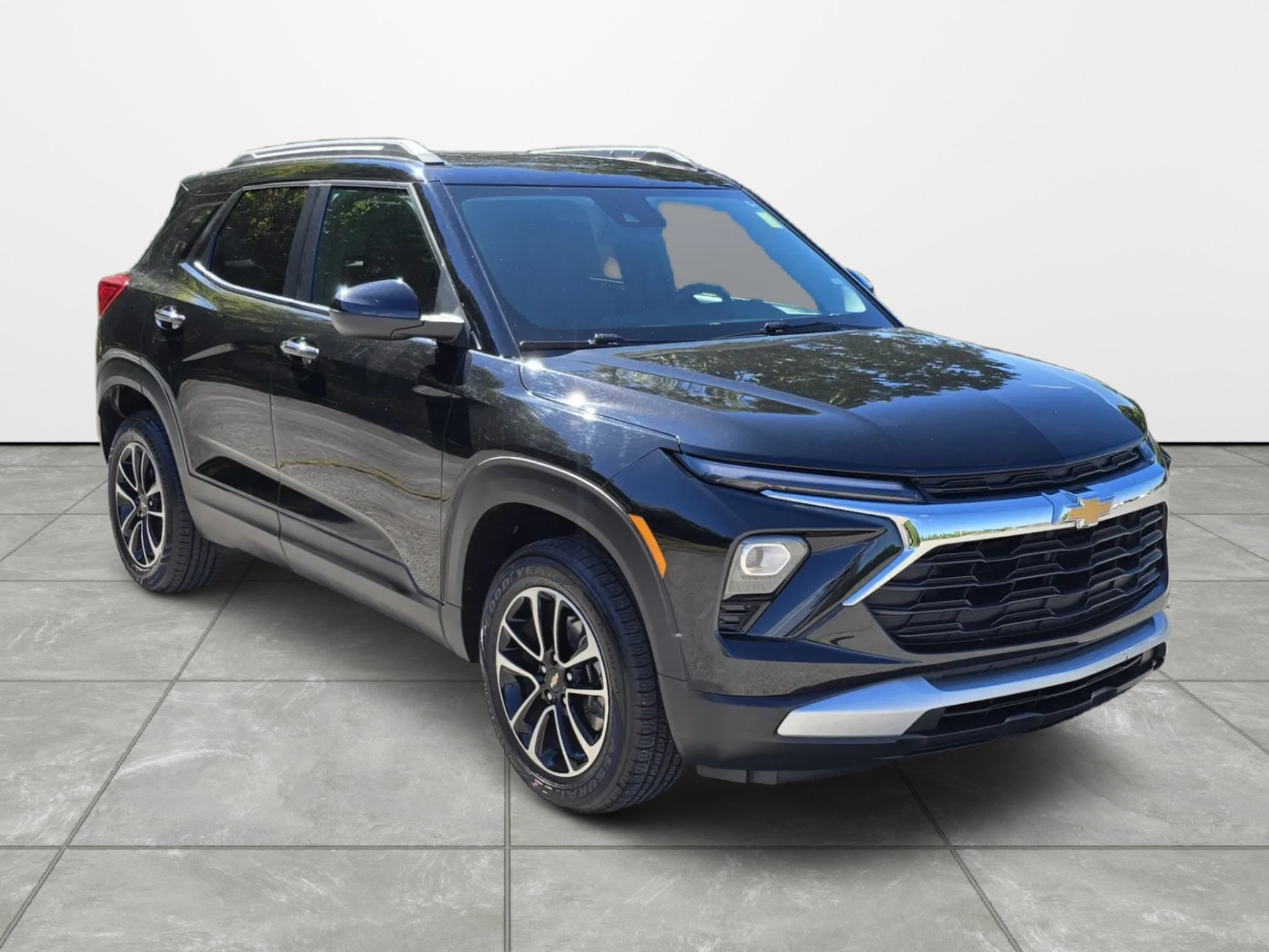 Used 2025 Chevrolet TrailBlazer LT AWD/4WD image 2