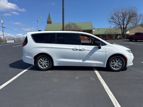 New 2026 Chrysler Pacifica Select image 8