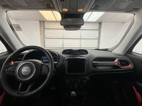 Used 2022 Jeep Renegade Latitude w/ Convenience Group AWD/4WD image 4