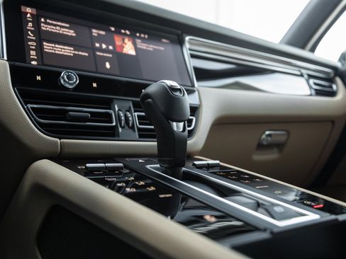 Certified 2026 Porsche Macan image 27