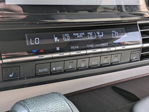 Used 2022 Toyota Sienna XLE AWD/4WD image 24