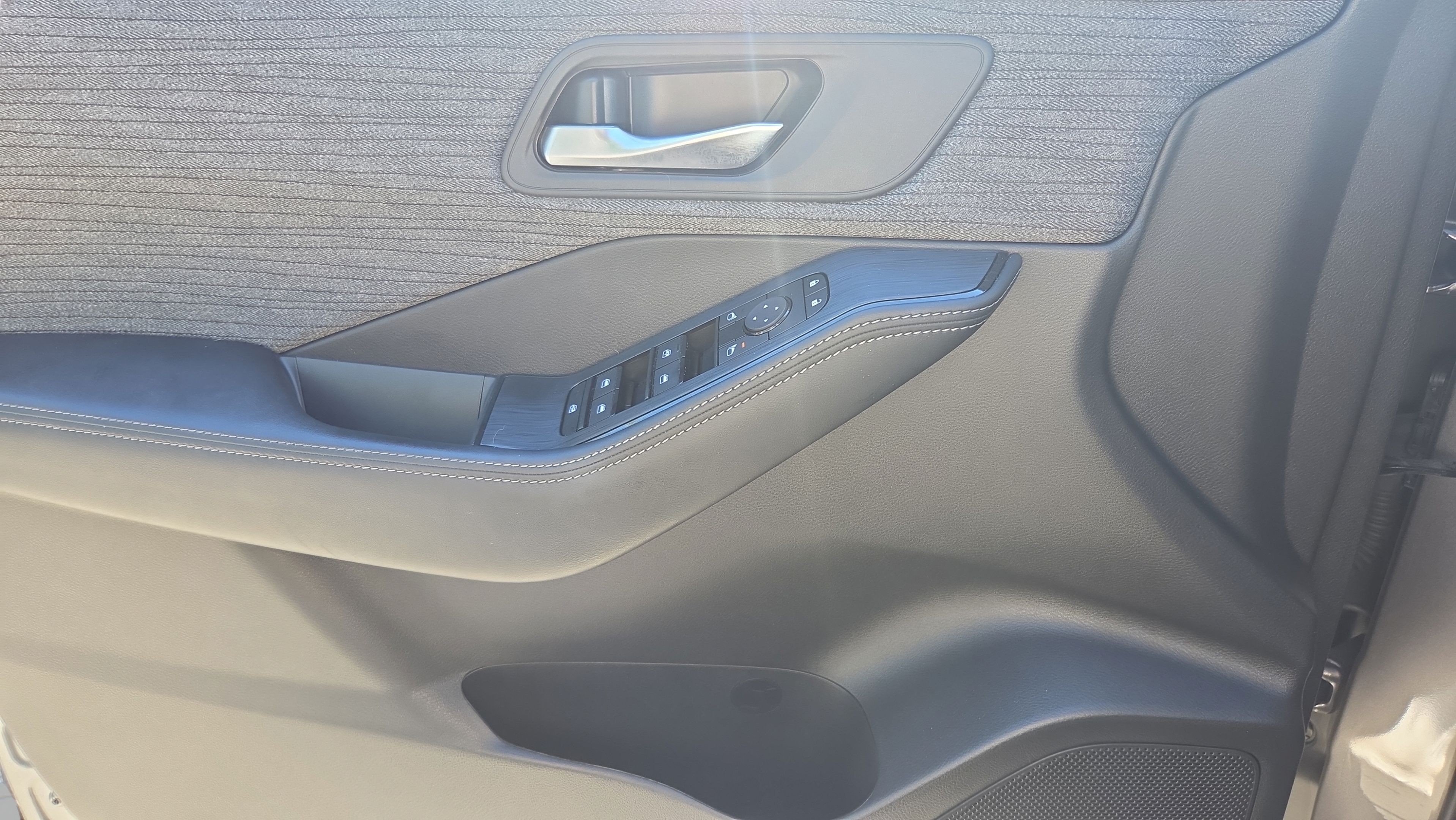 Used 2023 Nissan Rogue SV FWD image 28