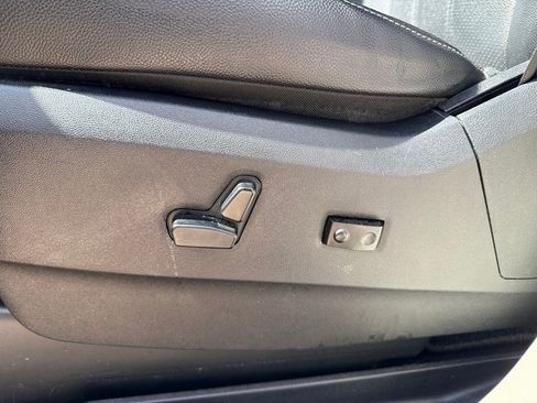 Used 2016 Chrysler Town & Country Touring-L FWD image 9