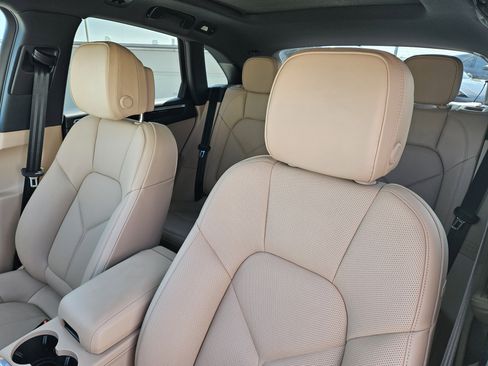 Certified 2025 Porsche Macan image 6