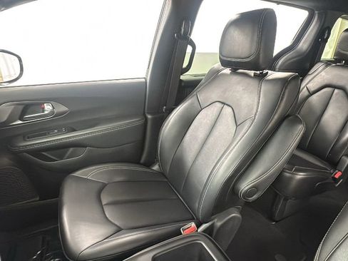 Used 2025 Chrysler Pacifica Select FWD image 13