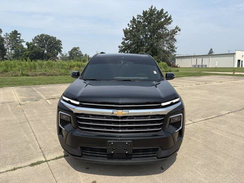 Used 2025 Chevrolet Traverse LT FWD image 3
