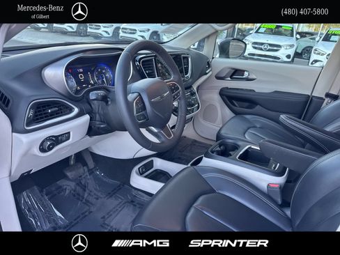 Used 2023 Chrysler Pacifica Touring-L FWD image 9