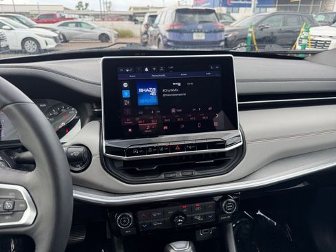 Used 2025 Jeep Compass Limited image 21