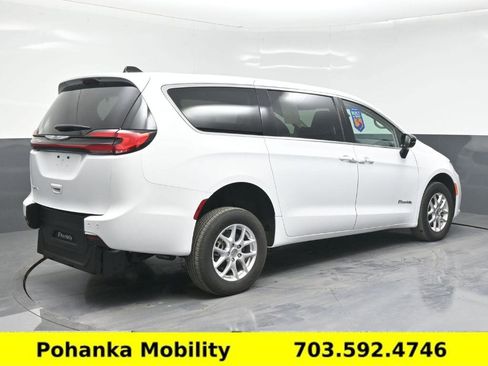 Used 2024 Chrysler Pacifica Touring-L image 24