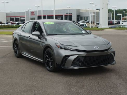 Used 2025 Toyota Camry SE FWD image 2
