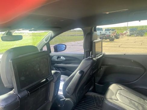 Used 2020 Chrysler Pacifica Touring-L Plus w/ S Appearance Package FWD image 5