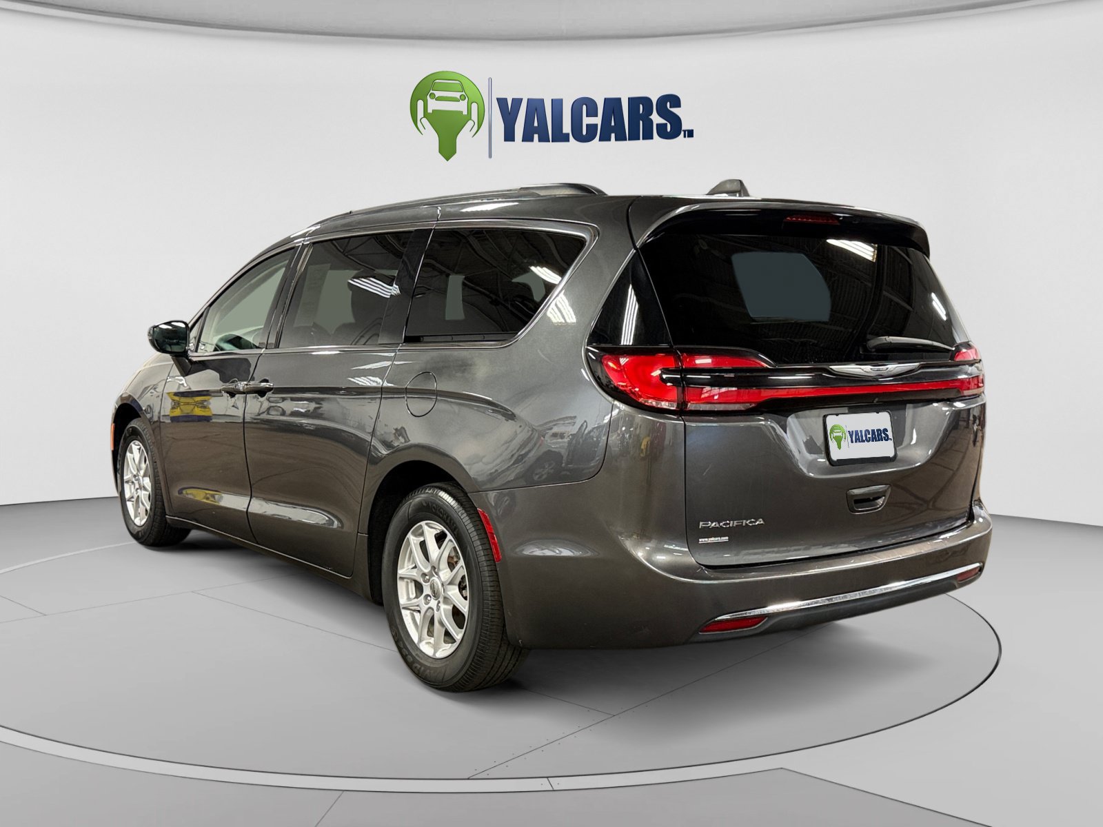 Used 2022 Chrysler Pacifica Touring-L FWD image 3
