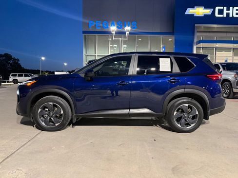Used 2024 Nissan Rogue SV AWD/4WD image 2