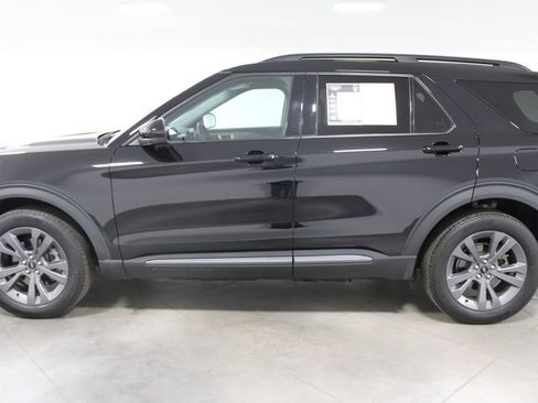 Used 2023 Ford Explorer XLT w/ Equipment Group 202A image 6