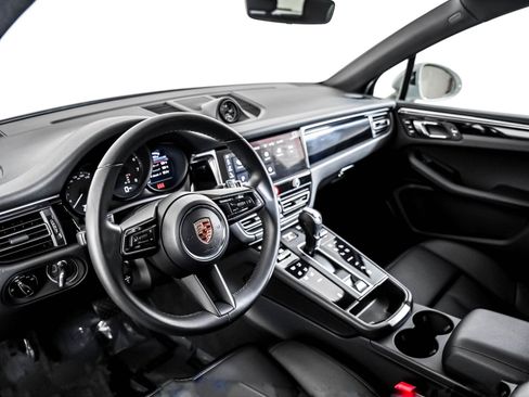 Used 2026 Porsche Macan AWD/4WD image 4