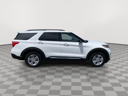 Used 2022 Ford Explorer XLT w/ Equipment Group 202A image 8