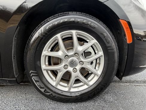 Used 2024 Chrysler Pacifica Touring-L image 28