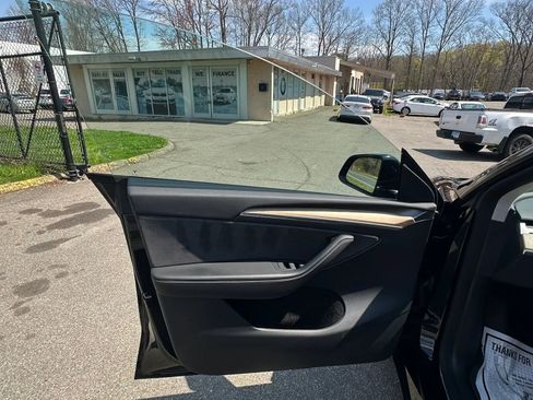 Used 2022 Tesla Model Y Long Range image 23