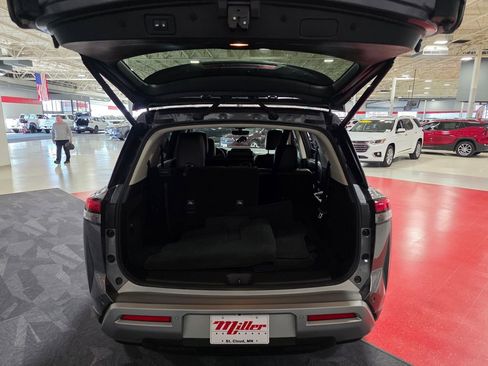Used 2023 Nissan Pathfinder SL AWD/4WD image 5