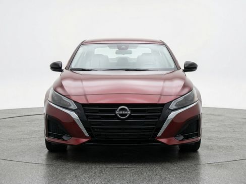 Used 2025 Nissan Altima 2.5 SV FWD image 2