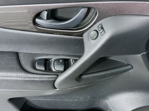 Used 2020 Nissan Rogue S FWD image 15