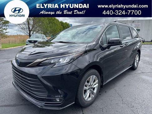 Used 2022 Toyota Sienna XLE Woodland Edition AWD/4WD image 1