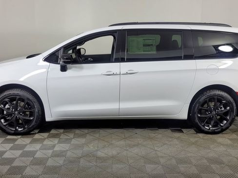 New 2026 Chrysler Pacifica Limited w/ S Appearance Package image 4