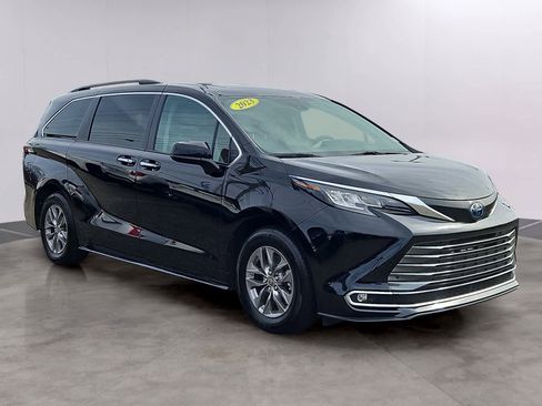 Used 2023 Toyota Sienna XLE w/ XLE Plus Package AWD/4WD image 3