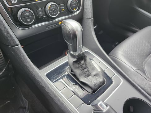 Used 2017 Volkswagen Passat 1.8T R-Line w/ R-Line Lighting Package image 31