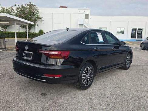 Used 2019 Volkswagen Jetta SE w/ Cold Weather Package FWD image 3