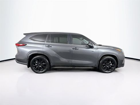 Certified 2023 Toyota Highlander XLE image 5
