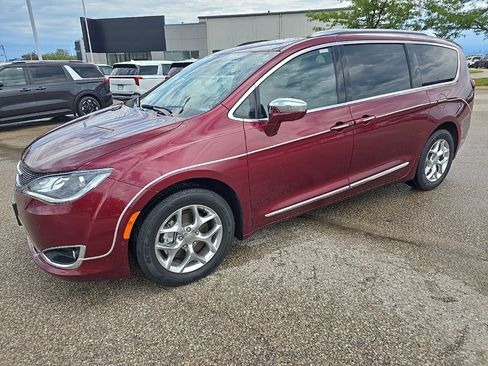 Used 2017 Chrysler Pacifica Limited w/ Advanced Safetytec Group FWD image 4
