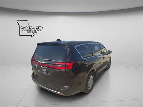 New 2026 Chrysler Pacifica Select image 9