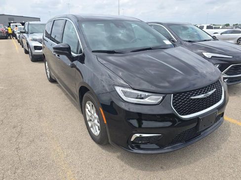 Used 2025 Chrysler Pacifica Select FWD image 3