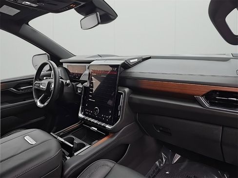 Used 2025 GMC Yukon XL Denali image 20