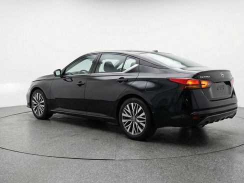 Used 2025 Nissan Altima 2.5 SV image 6