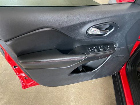 Used 2019 Jeep Cherokee Trailhawk w/ Cold Weather Group AWD/4WD image 21