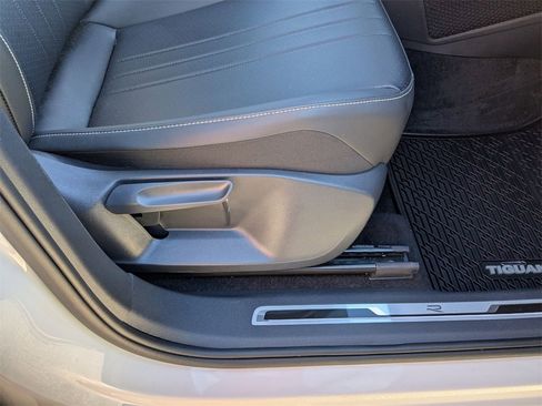 Used 2024 Volkswagen Tiguan SE R-Line image 30