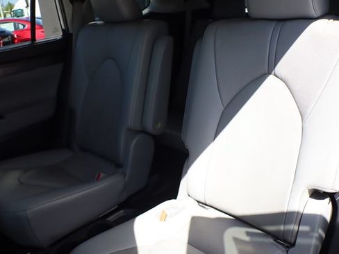 Used 2020 Toyota Highlander Limited FWD image 16