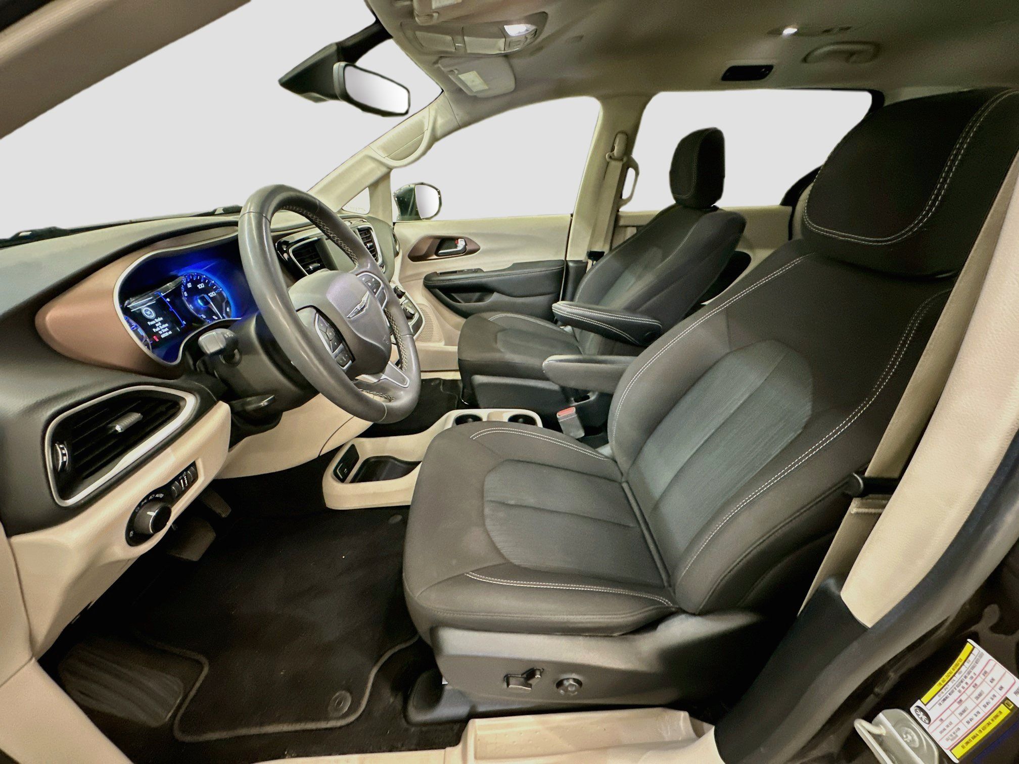Used 2023 Chrysler Voyager LX FWD image 13