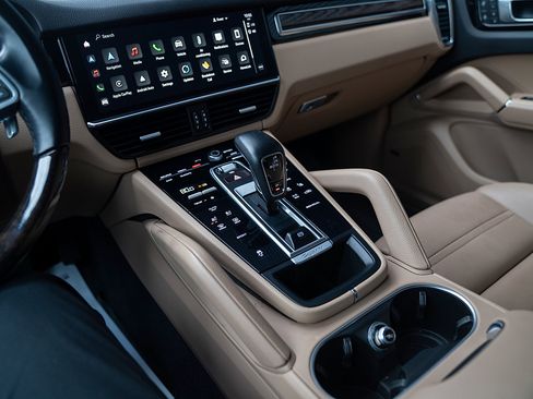 Certified 2022 Porsche Cayenne Platinum Edition image 13